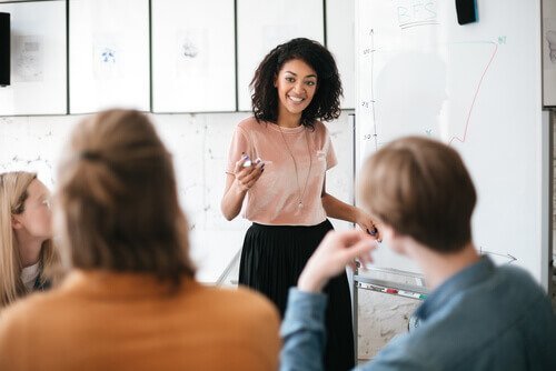 Frau, die es versteht, selbstbewusst zu sprechen