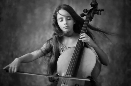 Mädchen spielt Cello
