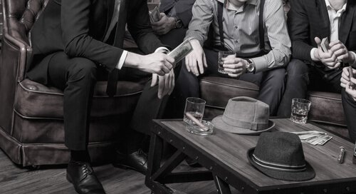 Männer, die dabei sind, ein Verbrechen zu planen