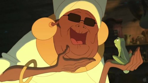 Mama Odie, eine Figur aus "Küss den Frosch", die einen verzauberten Frosch auf ihrer Hand hält