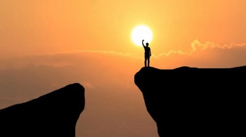 Mann am Rande eines Felsens