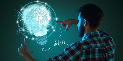 Illustration eines Gehirns in einer Glühbirne, welches von einem Mann bedient wird