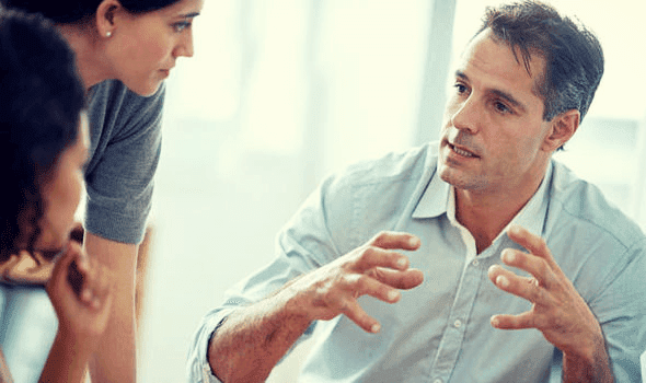 Mann, der mit seinem Team spricht