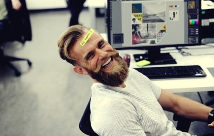 Ein Mann im Büro macht Späße.