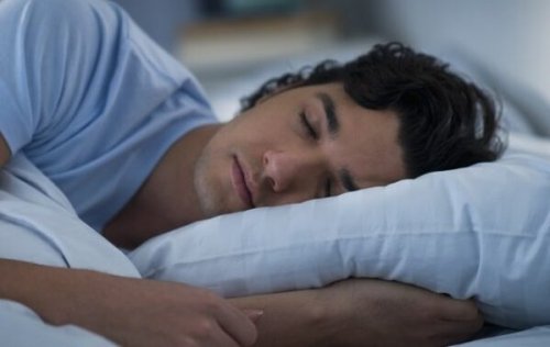 Ein Mann schläft im Bett.