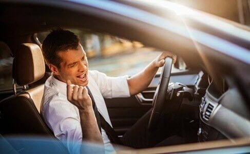 Mann singt im Auto