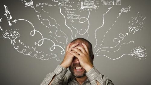 Ein Mann ist überwältigt von all den Optionen, die er hat.