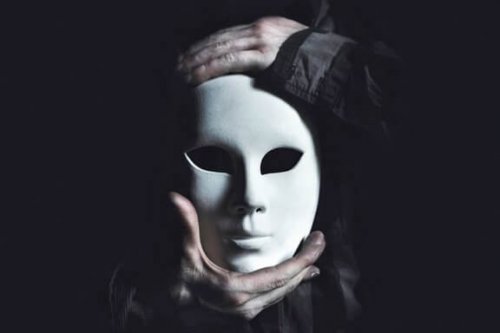Maske, die Böses versteckt: D-Faktor