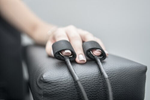 Eine Hand wird zur polygraphischen Untersuchung genutzt.