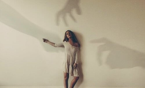 Frau mit Schatten, die nach ihr greifen