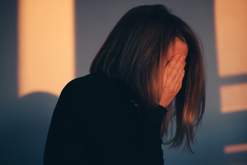 Frau fühlt sich schuldig
