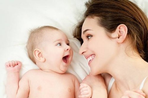 Vollzeitmutter und Kind lachen