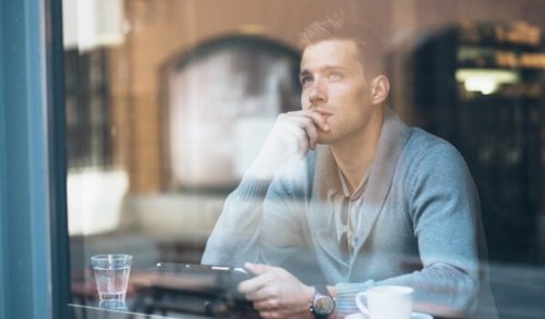 Ein Mann hängt seinen Tagträumen nach.