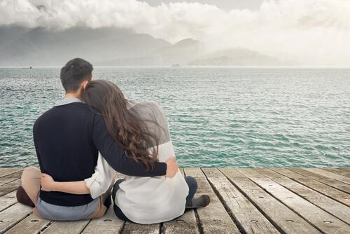 Paar, das sich umarmt