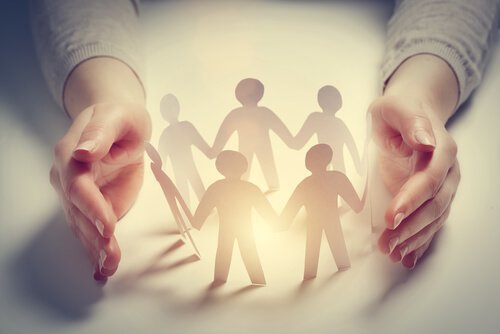 Ein Kreis aus Pappmenschen