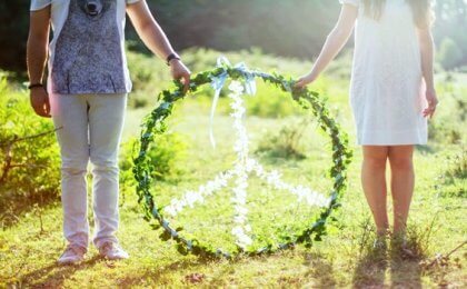 Ein natürliches Peace-Zeichen, von zwei Händen gehalten