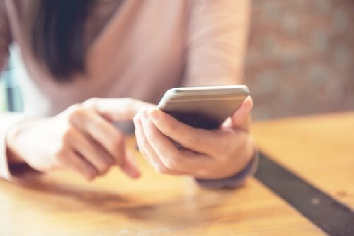 Frau tippt auf Handy