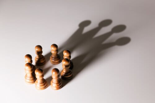Schachfiguren, die in einem Kreis angeordnet sind und eine Gruppe bilden