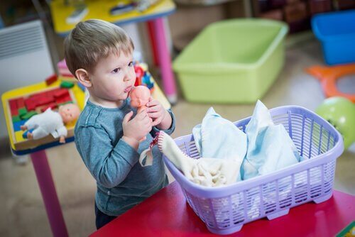 Ein Junge, der mit Puppen spielt