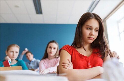 Trauriges Kind in der Klasse