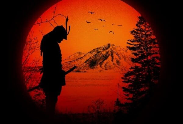 Der Umriss eines Samurai vor einem Berg