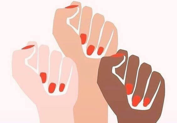 Hände, zu Fäusten geballt, recken sich in die Luft.