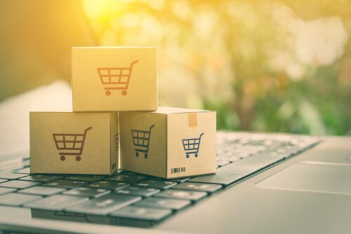 Päckchen als Symbole für Onlinekauf