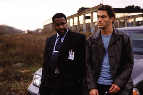 "The Wire" - Zwei Männer sitzen auf einer Autohaube und unterhalten sich. 