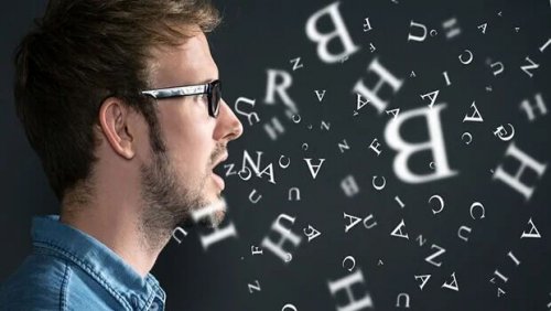 Aphasie - Mann vor vielen Buchstaben