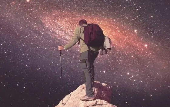 Mann erklimmt einen Berg