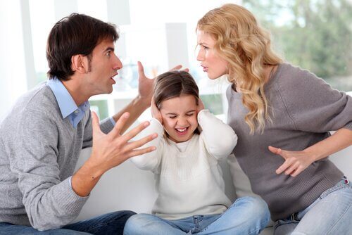 Die Kinder leiden besonders unter Gewalt in Beziehungen.