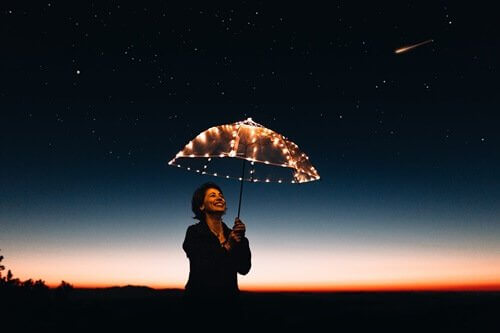 Frau, die einen beleuchteten Schirm hält