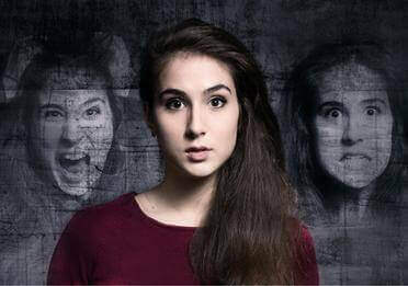 Eine Frau zeigt unterschiedliche Gesichtsausdrücke.