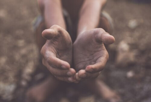 Handflächen, die geöffnet nach oben zeigen
