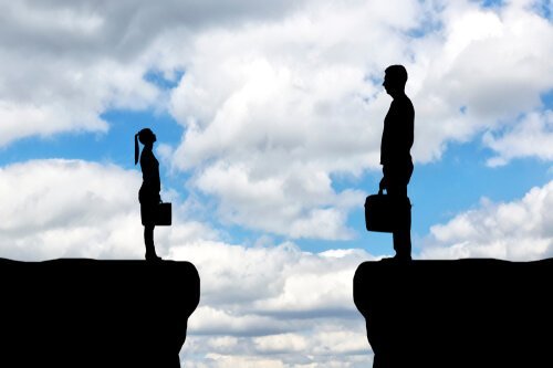 Kleine Frau steht großem Mann gegenüber.