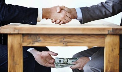 Korruption ist, wenn unterm Tisch Geld fließt.
