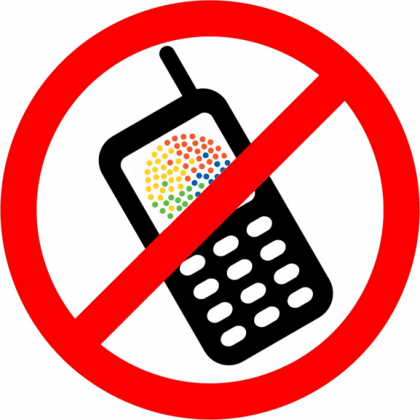 Ein Verbotsschild, das das Nutzen von Handys untersagt. 