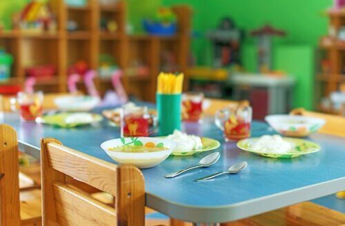 Soziale Kompetenzen können in Schulkantinen entwickelt werden.