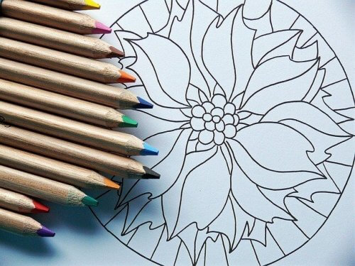 Mandalas ausmalen fördert die Kreativität.