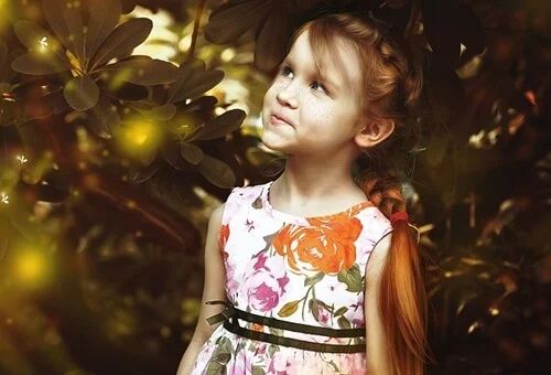 Mädchen unter Bäumen