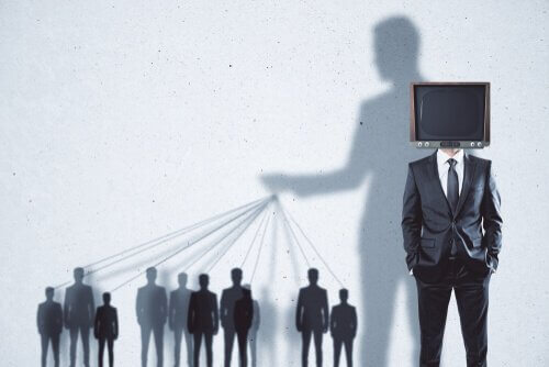 Ein Mann manipuliert seine Mitmenschen.