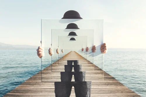Mann mit unendlicher Reihe an Spiegeln