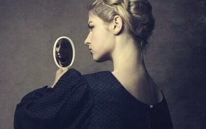 Narzisstische Frau blickt in den Spiegel.
