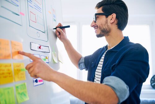 Psychologe, der auf einem Whiteboard schreibt
