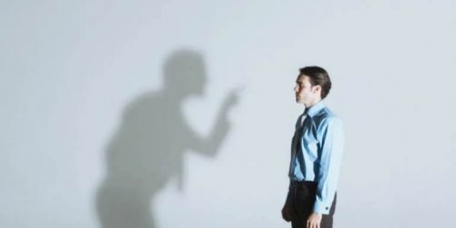 Ein Schatten kritisiert einen Mann