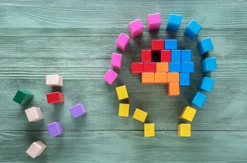 Kopf aus bunten Holzsteinen geformt