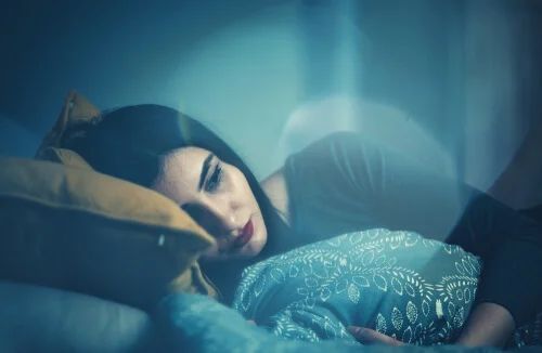 Traurige Frau liegt im Bett