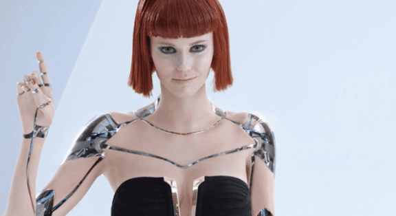 Ein weiblicher Roboter mit einer roten Perücke.