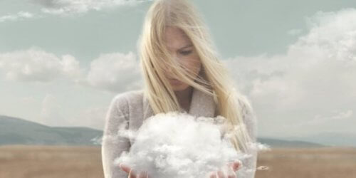 Eine Frau hält eine Wolke in ihren Händen.