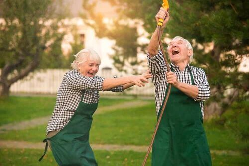 Älteres Paar hat Spaß im Garten